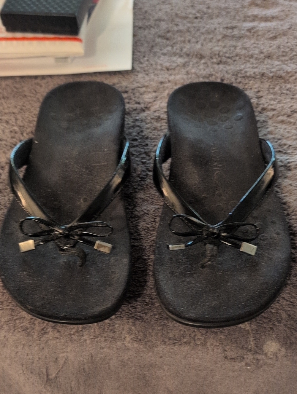 Vionic Bella Top Post Black Bow Thong  Sandals